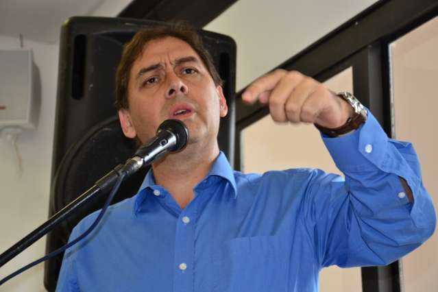 Prefeito elogia a&ccedil;&atilde;o de Alex na C&acirc;mara e tranquiliza professores