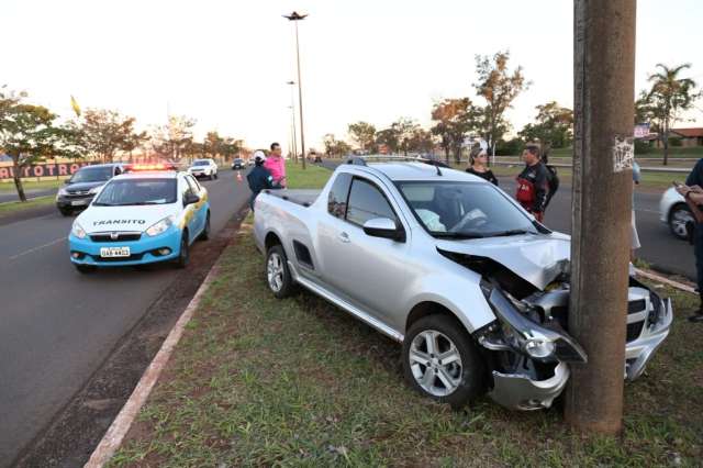 Motorista fica ferido ao bater carro em poste na Avenida Gury Marques