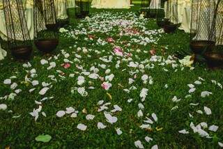 Pétalas de rosa substituíram o tapete no caminho da noiva até o altar. (Foto: Allan Kaiser)
