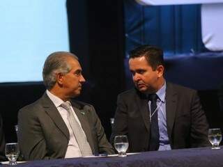Governador Reinaldo Azambuja e o presidente da Amas, Edmilson Verati (Foto: André Bittar)