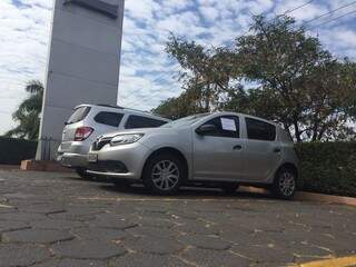 Renault Sandero estacionado; carro é alugado, segundo funcionário de hotel (Foto: Bruna Kaspary)