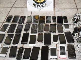 Operação para apreender celulares flagrou 48 aparelhos em presídio de Campo Grande na quarta (Foto: Divulgação/Agepen)