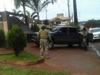Policiais paraguaios durante operação hoje em Pedro Juan Caballero (Foto: Divulgação)
