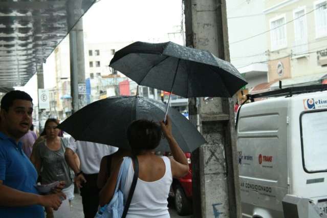 Chuvas n&atilde;o devem acabar com calor infernal e term&ocirc;metros v&atilde;o marcar 40&ordm;
