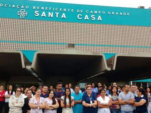 Funcion&aacute;rios da Santa Casa mant&eacute;m  protesto contra atraso de 13&ordm;