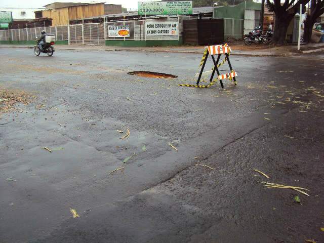  Buraco na rua Brilhante danifica ve&iacute;culos durante a chuva