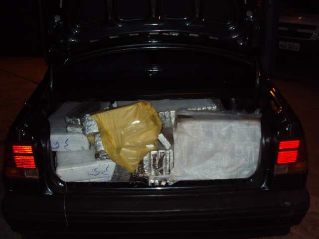  Homem &eacute; perseguido pela PM e abandona carro com 433 quilos de maconha 