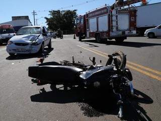 Carro e moto ficaram danificados após o acidente (Foto: Marcos Ermínio)