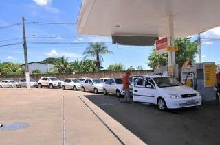 Fila teve mais de 20 veículos durante o dia todo para garantir preço baixo da gasolina. (Foto:Alcides Neto)