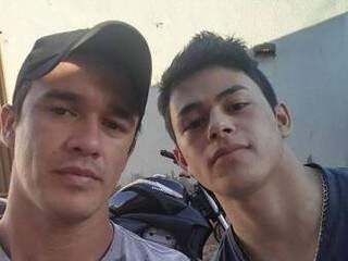 Thiago e o irmão, Augustinho (à direita), que morreu em acidente (Foto: Reprodução/Facebook)