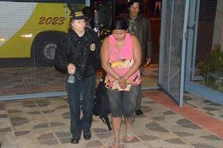 Detida por crime de desobediência, índia chega à sede da PF. (Foto: Vanderlei Aparecido)