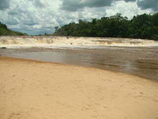 Foto do Salto Pirapó, no limite entre os municípios de Amambai e Juti.(Foto: Vilson Nascimento/A Gazeta News)