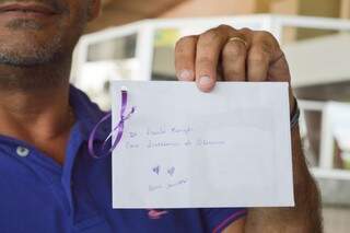 Com amor e desenhos de coração Paulo vai enviar a carta para a esposa Luciana (Foto: Alana Portela)