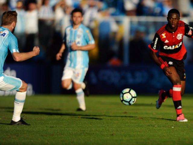 Com direito a gola&ccedil;o e pol&ecirc;mica, Flamengo n&atilde;o passa do 1 a 1 contra o Ava&iacute; 