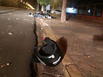 Motociclista de 23 anos morre em avenida depois de bater em árvore 