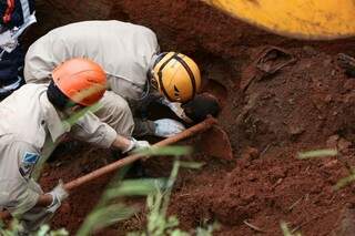 Bombeiros tentam salvar operário soterrado em obra de esgoto sanitário (Foto: Fernando Antunes) 