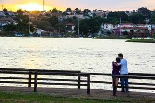 Casal aproveita parque para namorado ao ar livre (Foto: Marcos Ermínio)