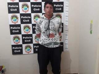 Marcos Fioravanti na delegacia de Glória de Dourados. (Foto: Polícia Civil) 