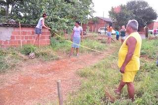 Na travessa Lessa, famílias estão dividindo os 12 lotes (Foto: João Garrigó)