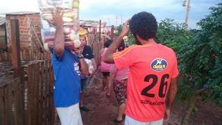 Após partida, jogadores doaram alimentos em comunidade carente. (Foto: Divulgação)
