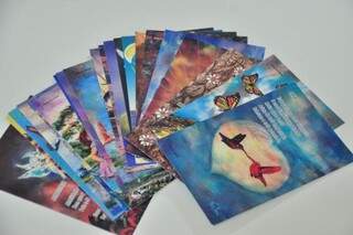 Cartões postais da série Virtudes, do poeta Guimarães Rocha. (Foto: João Garrigó)