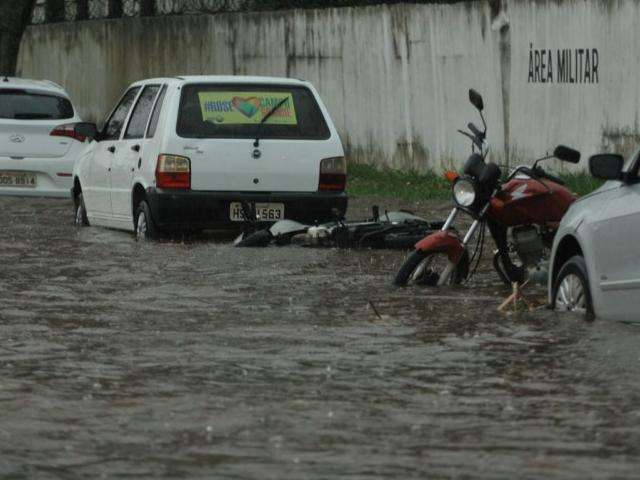 M&ecirc;s est&aacute; abaixo da m&eacute;dia, mas domingo concentrou 41% da chuva