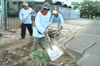 Prefeitura mobiliza 300 homens para mutir&atilde;o de limpeza em seis regi&otilde;es