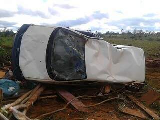 Carro foi arremessado pelo tornado em Caazapá, no Paraguai (Foto: ABC Color)