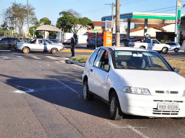  Carro capota em acidente no cruzamento da Mato Grosso com a Cear&aacute;