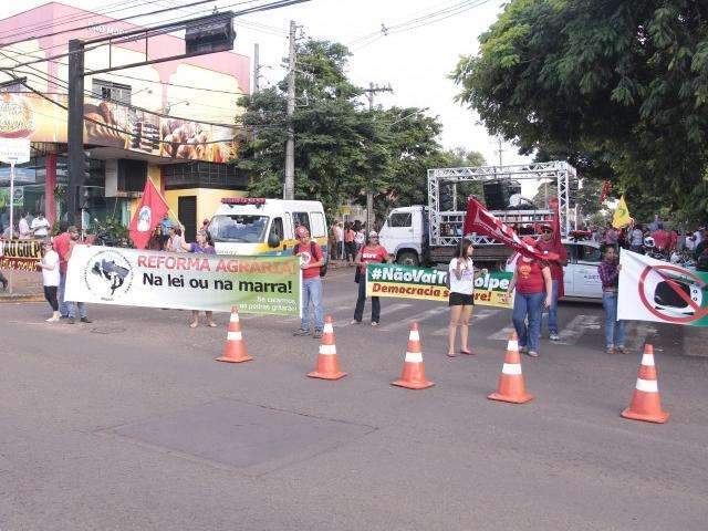 Grupo pr&oacute;-PT tenta fechar Zahran e &eacute; contido pela cavalaria da PM