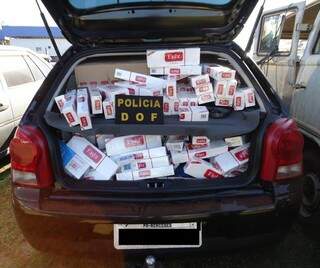 Dois motoristas abandonam veículo com mais de 40 mil pacotes de cigarro