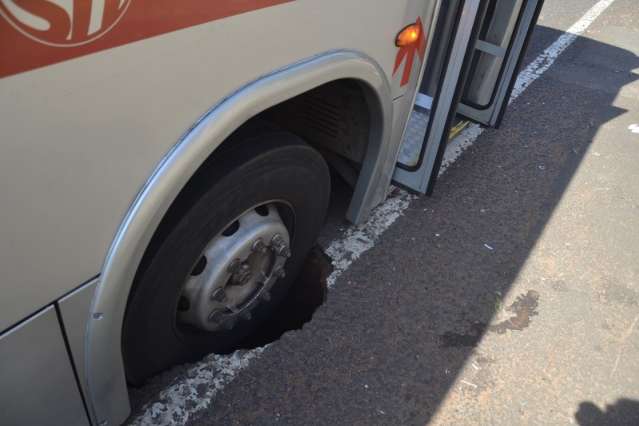 Buraco formado na 25 de Dezembro foi causado por &ldquo;eros&atilde;o do tempo&rdquo;