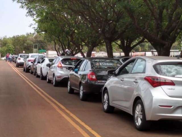 Detran amplia funcionamento e equipe, mas fila da vistoria continua