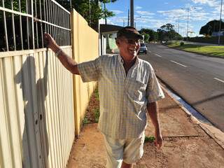 Waldir no portão de casa, com vista para Orla Morena. (Foto: João Garrigó)