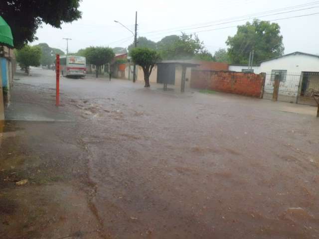 Ruas da Vila Nha-Nh&aacute; tamb&eacute;m foram afetadas pelos alagamentos desta tarde
