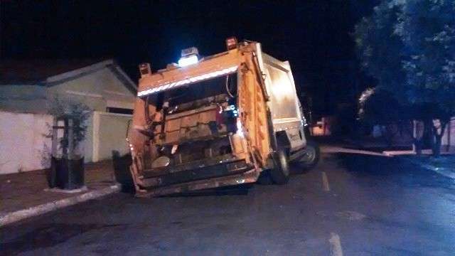 Asfalto cede, caminh&atilde;o afunda e motorista espera para evitar furto