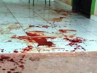 Sala suja de sangue em casa onde pedreiro foi executado na manhã de hoje em Pedro Juan Caballero (Foto: Porã News)