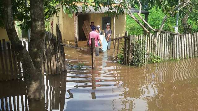 Rio Apa est&aacute; 12 metros acima do normal e 33 fam&iacute;lias j&aacute; sa&iacute;ram de casa