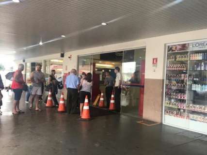 Supermercado &eacute; isolado ap&oacute;s vazamento de g&aacute;s na madrugada