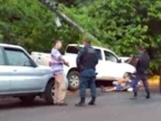 Vídeos feitos por testemunhas mostram policial rodoviário federal circulando livremente por local do crime. (Foto: Reprodução/ Vídeo)