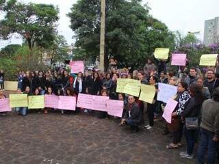 Funcionários contratados via Omep e Seleta protestaram contra demissões nesta tarde (Foto: Marcos Ermínio)