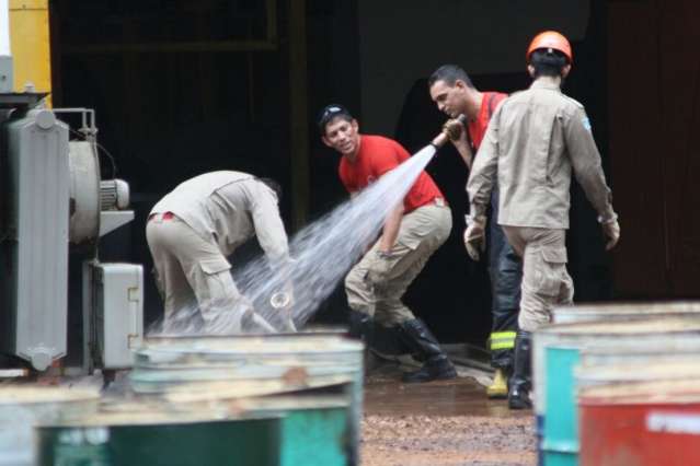 Inc&ecirc;ndio destr&oacute;i dep&oacute;sito de empresa e assusta funcion&aacute;rios