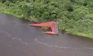 Barcaça afundou parcialmente no rio Paraguai, a 180 quilômetros de Corumbá. (Foto: Divulgação/Marinha)