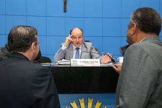 Os deputados Paulo Siufi (MDB), Junior Mochi (MDB) e João Grandão (PT), durante sessão (Foto: Victor Chileno/ALMS)