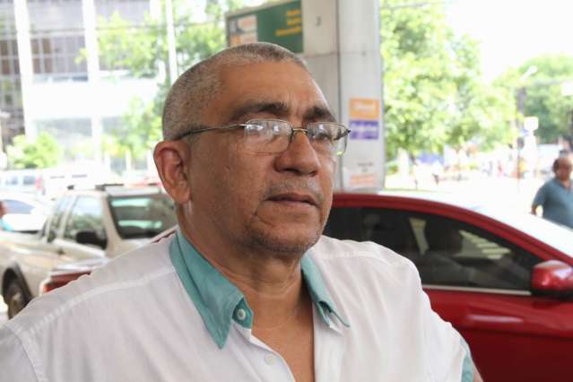 Boato de desabastecimento e pre&ccedil;o baixo lotam posto de combust&iacute;vel