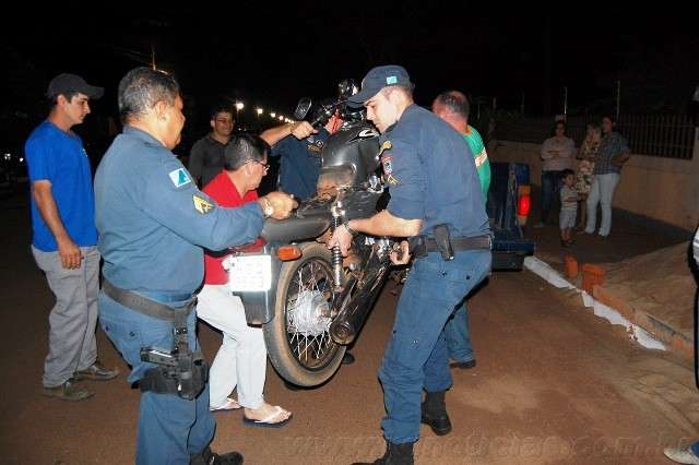 Homem morre ao colidir moto com caminhonete estacionada