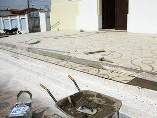 Ladrilhos artesanais foram trocados por pisos de cerâmica. (Foto: Diário Corumbaense) 