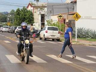 Motociclista não respeita faixa de pedestre na avenida Spipe Calarge, em Campo Grande (Foto: Marcos Ermínio)