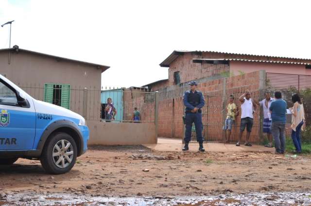 Manicure invade casa de militar e acaba baleada nas costas