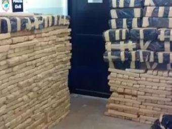 Opera&ccedil;&atilde;o apreende 1 tonelada de maconha e prende tr&ecirc;s homens